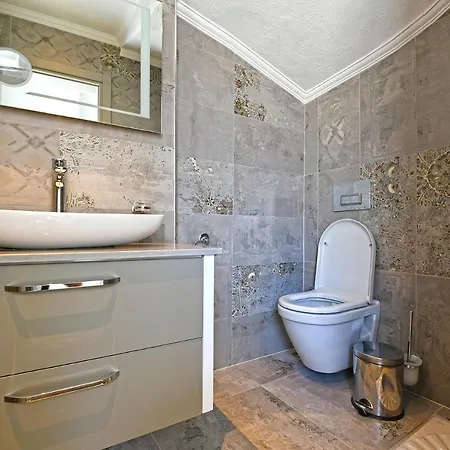 Sleeps 6 Pool Air Con Wifi